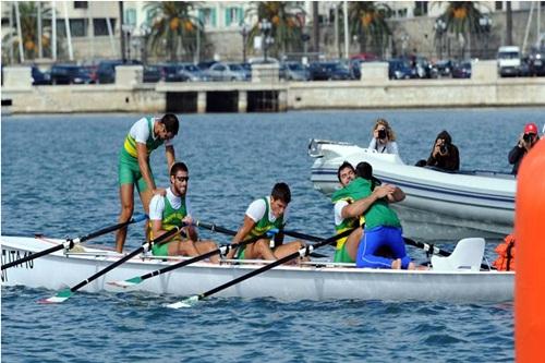 Equipe italiana comemora a vitória no Campeonato Mundial de Bari, em 2011 / Foto: Detlev Seyb / MyRowingPhoto.com